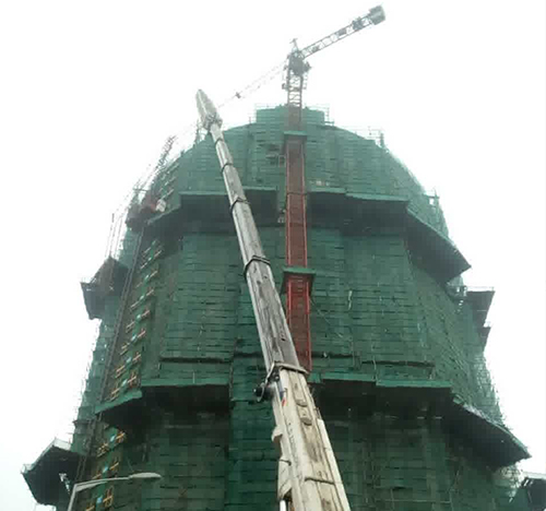 衢江吊车在工地上作业